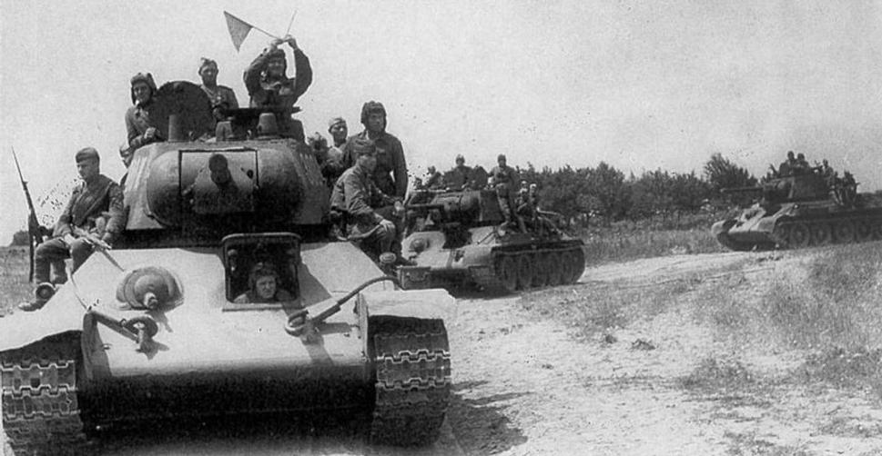 Kolóna sovietskych tankov s veliteľským vozom