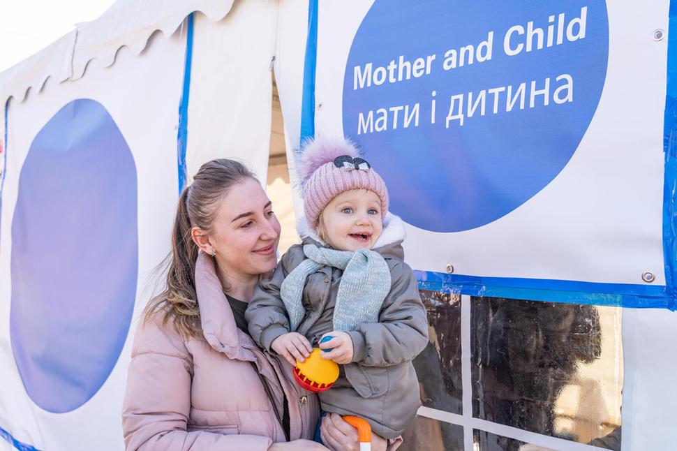 Šťastný úsmev na tvári malej Emilie, ktorá sa vďaka UNICEFu opäť stretla so svojou mamou