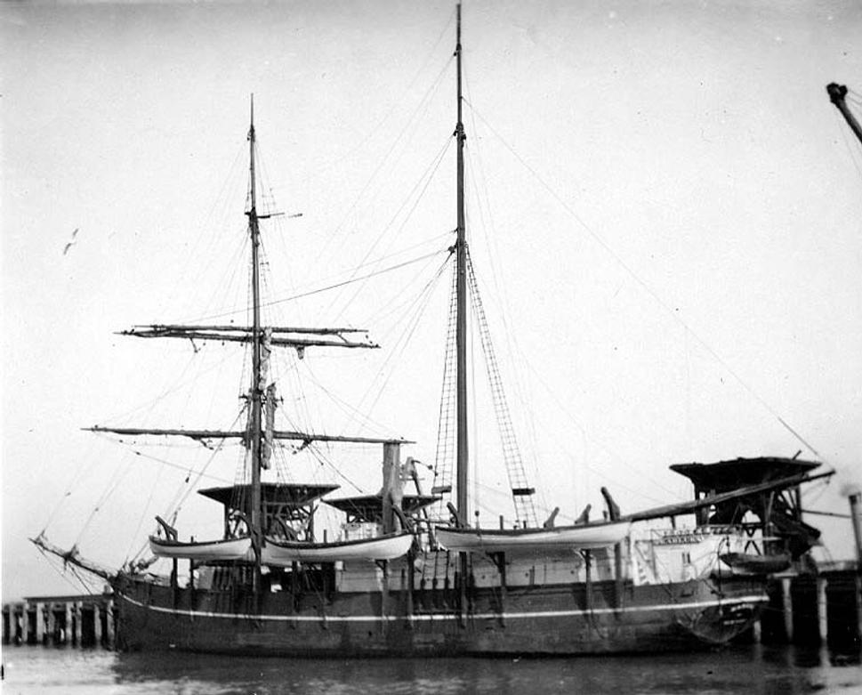 Veľrybárska brigantína Karluk kotví v prístave na Aljaške počas Kanadskej Arktickej expedície v roku 1913.