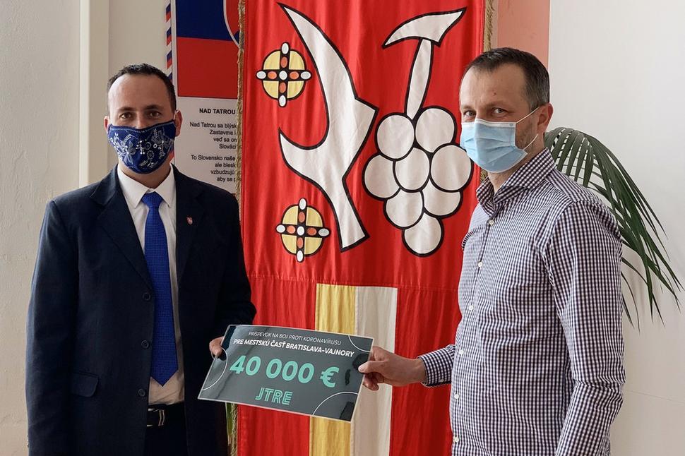 Vlček prevzal od developera dar na boj proti koronavírusu. Vyúčtovanie príspevku doteraz nezverejnil. Na fotografii starosta Vajnor Michal Vlček a Pavel Pelikán z JTRE.