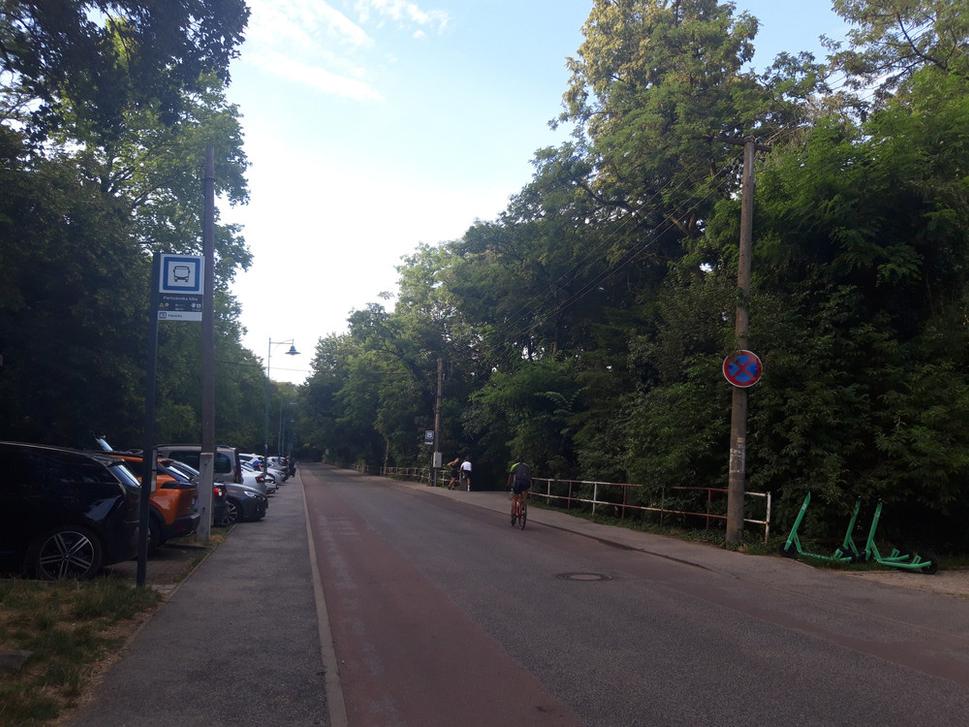 Väčšie parkovisko na Železnej studienke.
