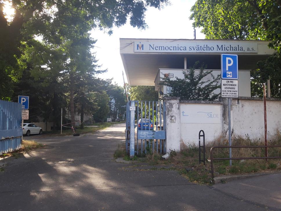 Cez víkendy a sviatky sa dá zaparkovať v areáli bývalej vojenskej nemocnice.