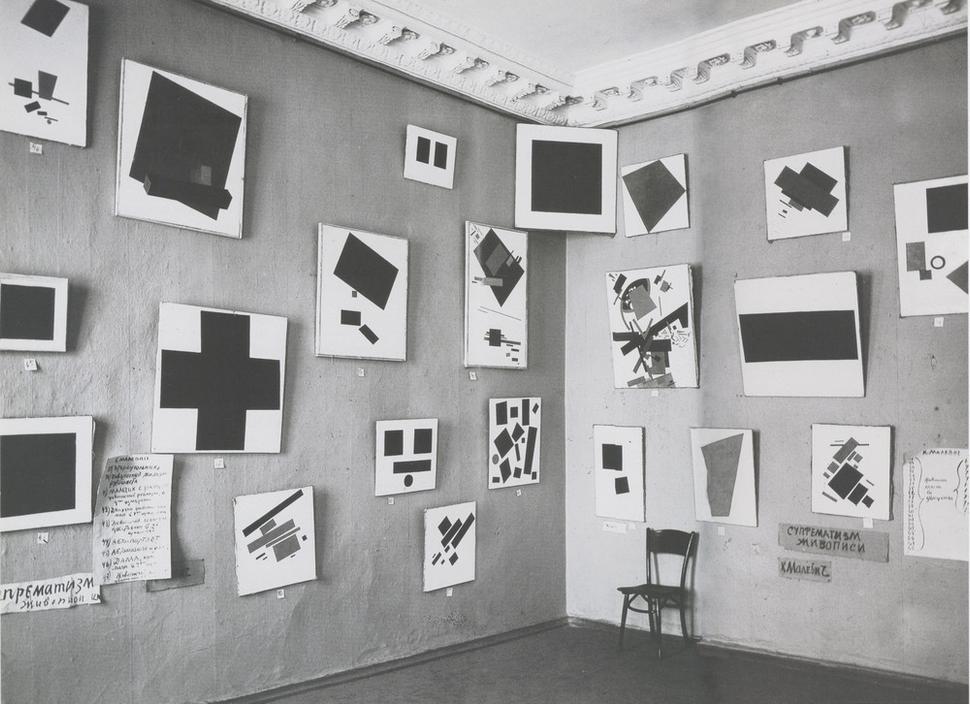 Čiernobiely záber z oddelenia Malevičovho suprematizmu z výstavy r. 1915