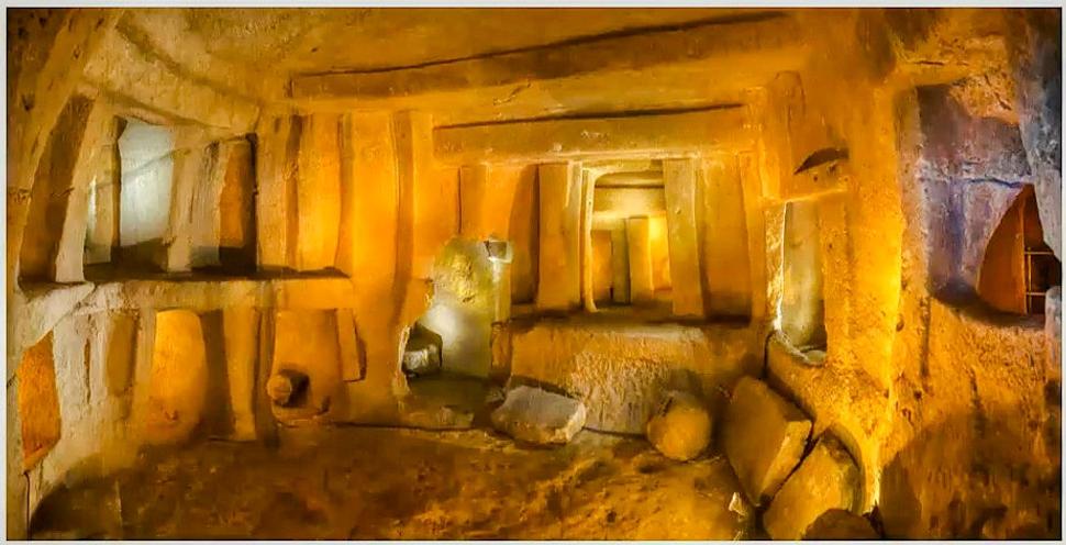 Chrám Saflieni Hypogeum na fotke z Národného múzea archeológie vo Valette.