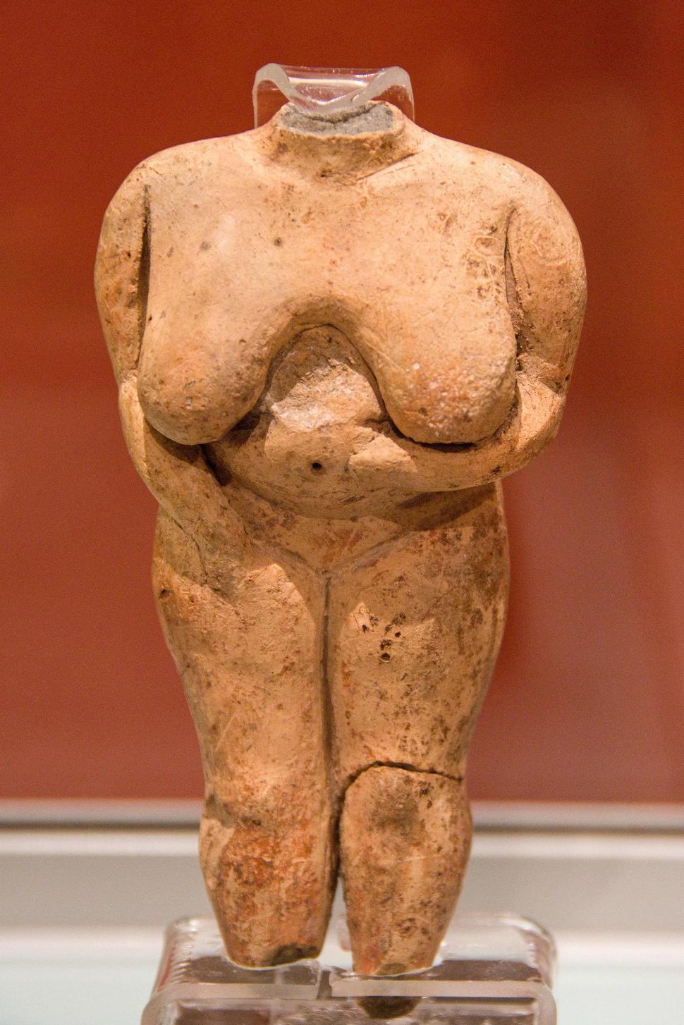 Maltézska Bohyňa plodnosti nájdená v ruinách chrámu Tarxien. Národné múzeum archeológie vo Valette.