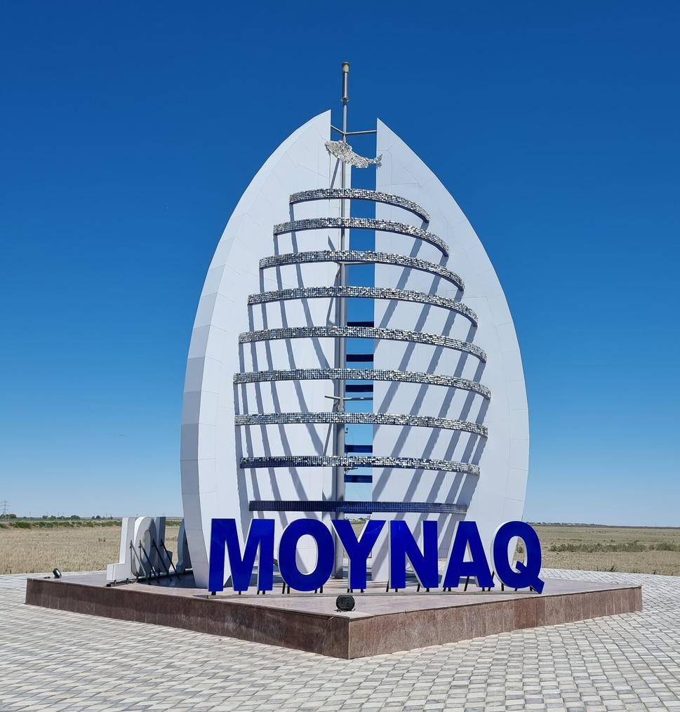 Pamätník pri mestečku Moynaq. Voda Aralského jazera kedysi siahala až sem.