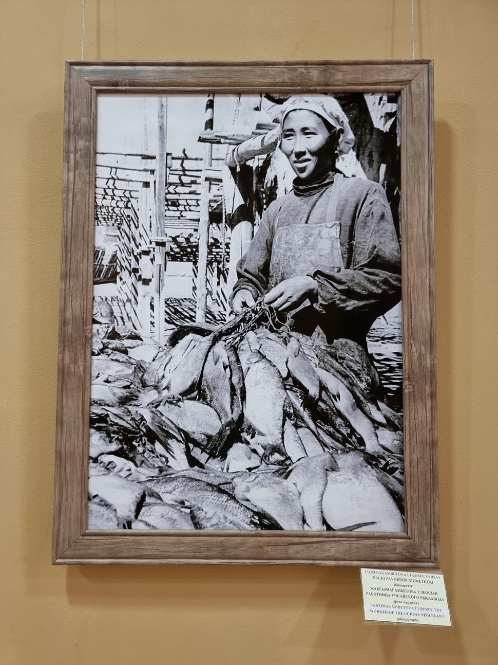 Fotografia z muzea v Moynaq - Žena spracúvajúca ryby z Aralského jazera