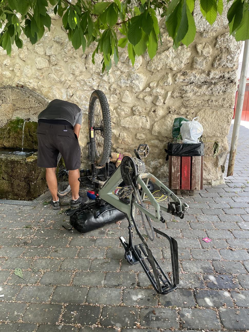 Oprava bicykla v Pontones.