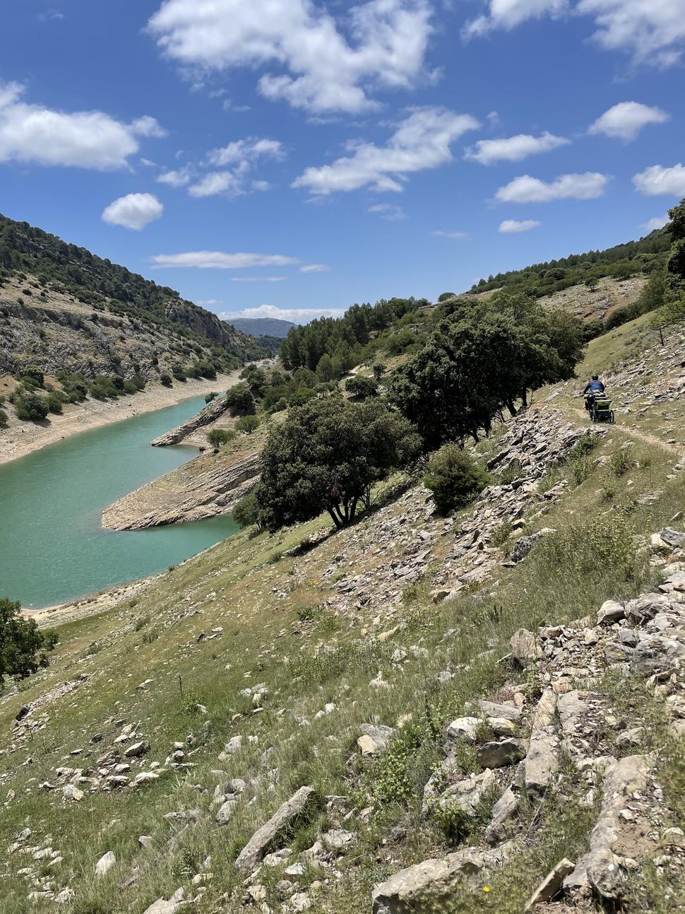 Priehrada Embalse de la Bolera a krásny singláč. A ja sa zase modlím, aby do tej priehrady nespadli.