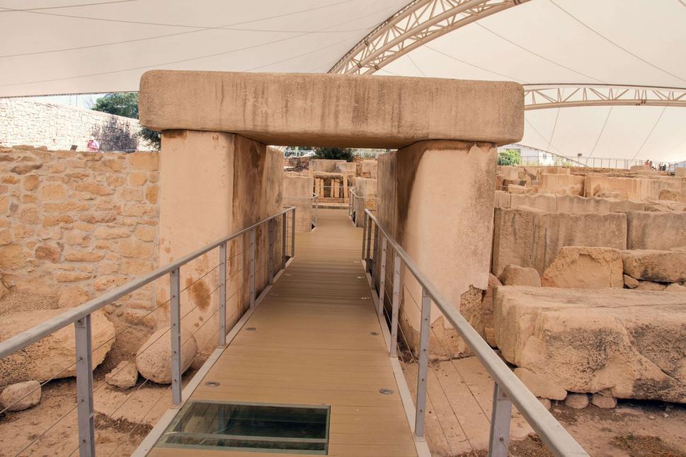 Predvádzacie plošiny sú na obidvoch stranách vstupu do chrámu Tarxien.