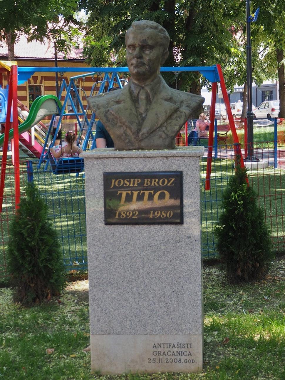 Titova busta v Gračanici