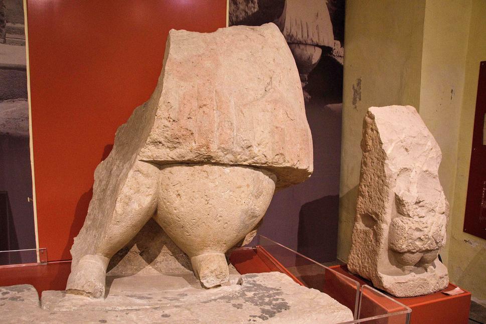 Originál rozbitej sochy bohyne z chrámu Tarxien je vystavený v Národnom archeologickom múzeu vo Valette. Horná časť sochy nebola nájdená, bola socha rozbitá úmyselne pri revolúcii?