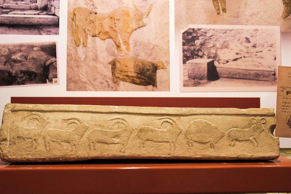 Reliéf znázorňujúci kozy a baranov z chrámu v Tarxiene je v Národnom archeologickom múzeu vo Valette.
