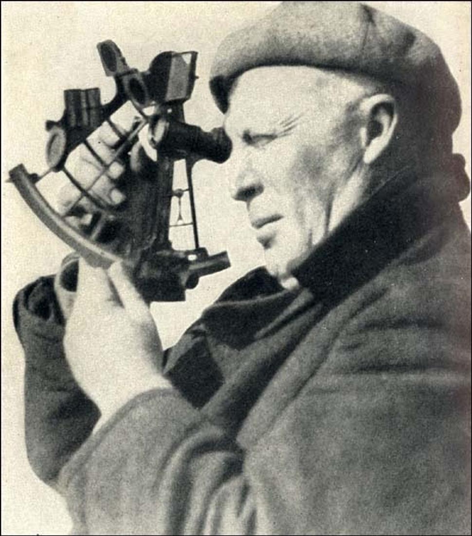 Kapitán Bartlett pri zameriavaní polohy