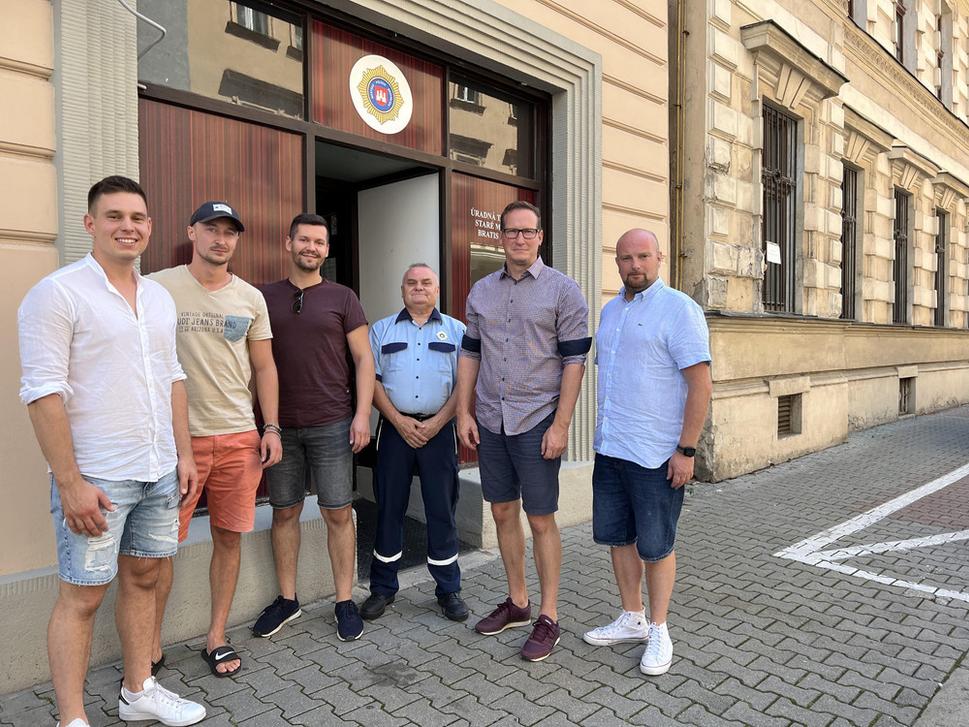 Zástupcovia spoločností Beer Bikov, poslanec Martin Gajdoš, ja a okrskár mestskej polície v Starom Meste.