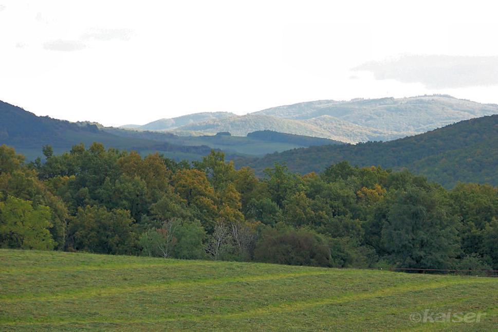 Papajvŕšok (618 m), výhľady na hory a do Hlbokej doliny