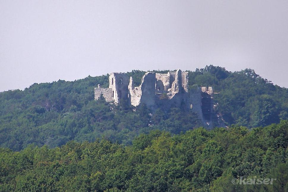 Pohľad zo Štálu Javor na hrad Hrušov