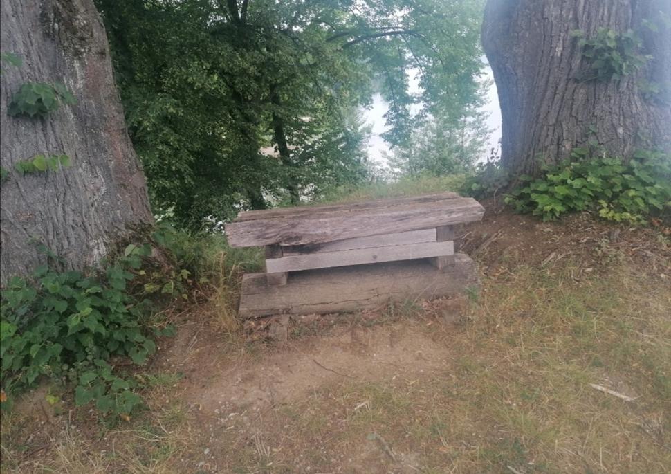 lavička pri kaplnke