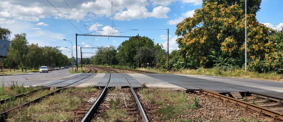 Obr. 5. Koľajisko o troch koľajach a z jednej strany za zákrutou.