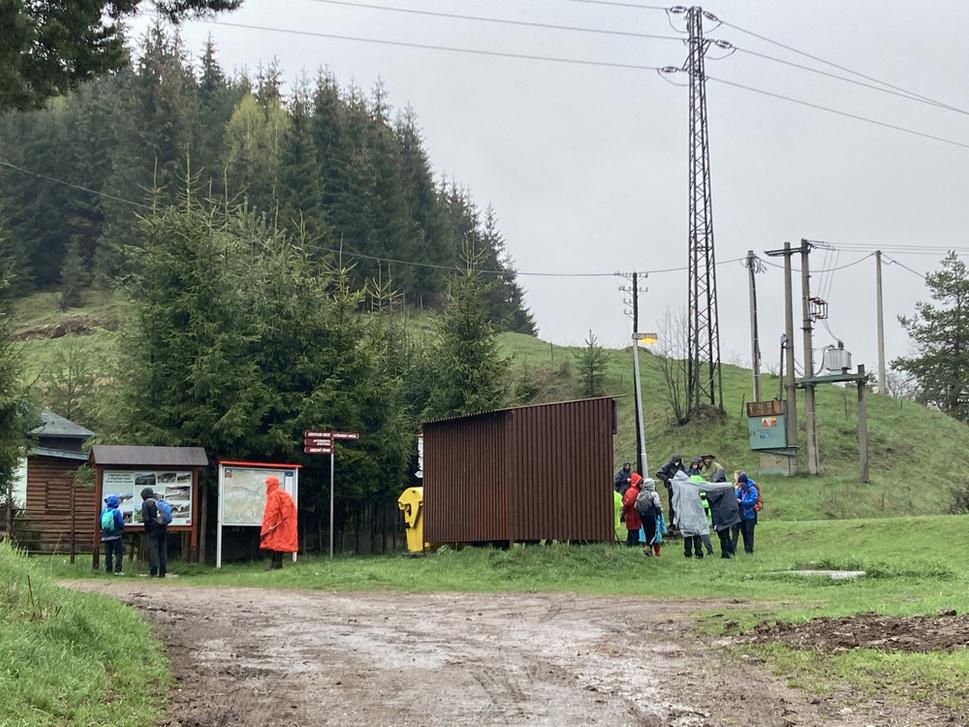 Dôsledne zachovávajúc GDPR tridsaťčlennej turistickej skupiny, ktorá na fotke naozaj nemá 30 členov. S nimi som si zažil na Ceste SNP to povestné dobiehanie a predbiehanie na ceste.