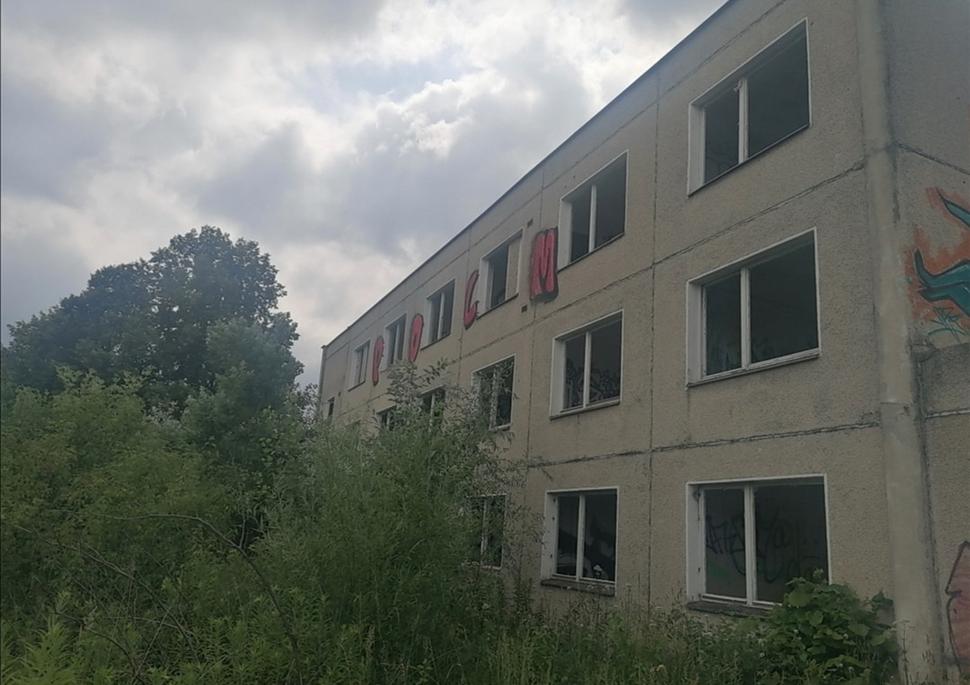 pravé krídlo ešte ako tak, ale vchod tu nie je.