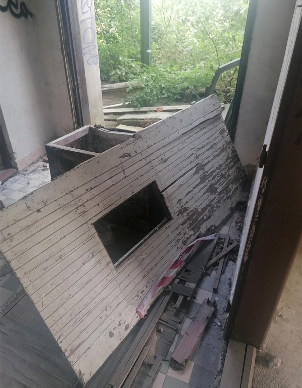 po prekonaní miernych terénnych prekážok sú dvere viac než dokorán.