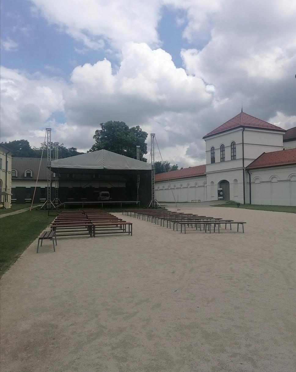 javisko a hľadisko. Odohrávajú sa tu rozprávky i rytierske súboje