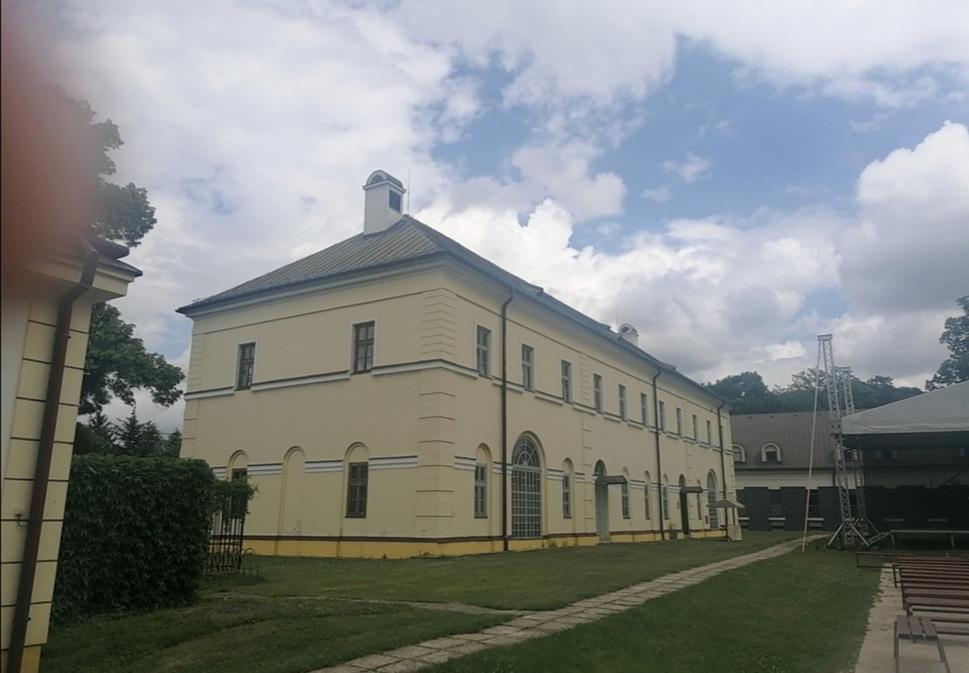 v drotárskom pavilóne po ľavej strane je stála expozícia