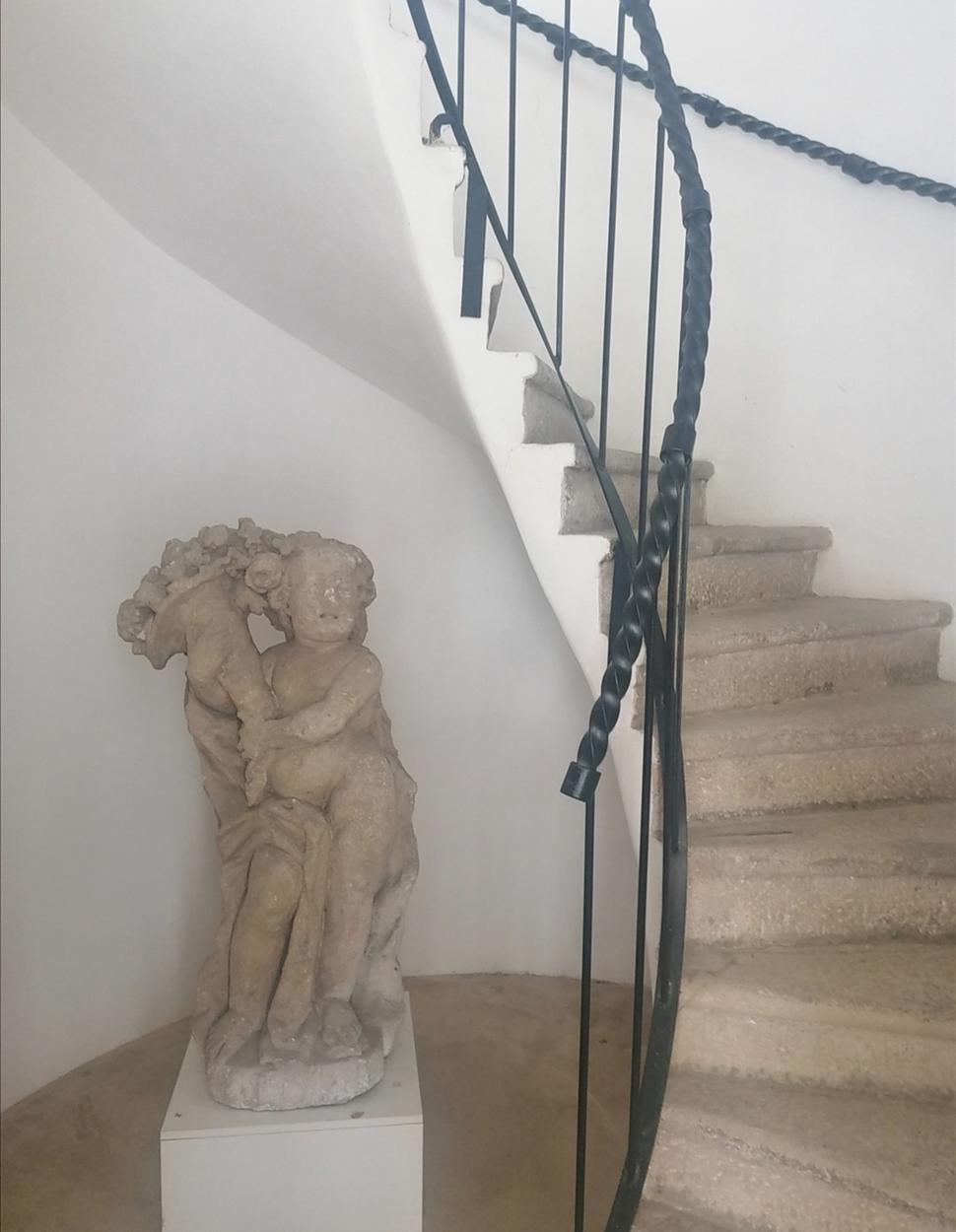 z interiéru bolo sprístupnené len schodište zo soškou