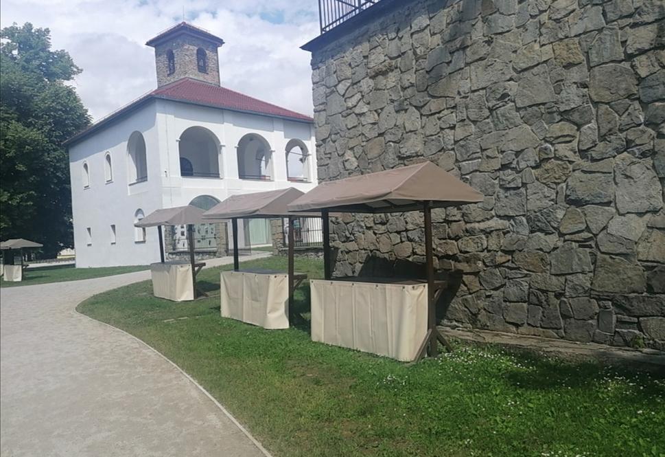 pri týchto stolíkoch bývajú pri rôznych akciách predaje ľudových výrobkov či ukážky remesiel
