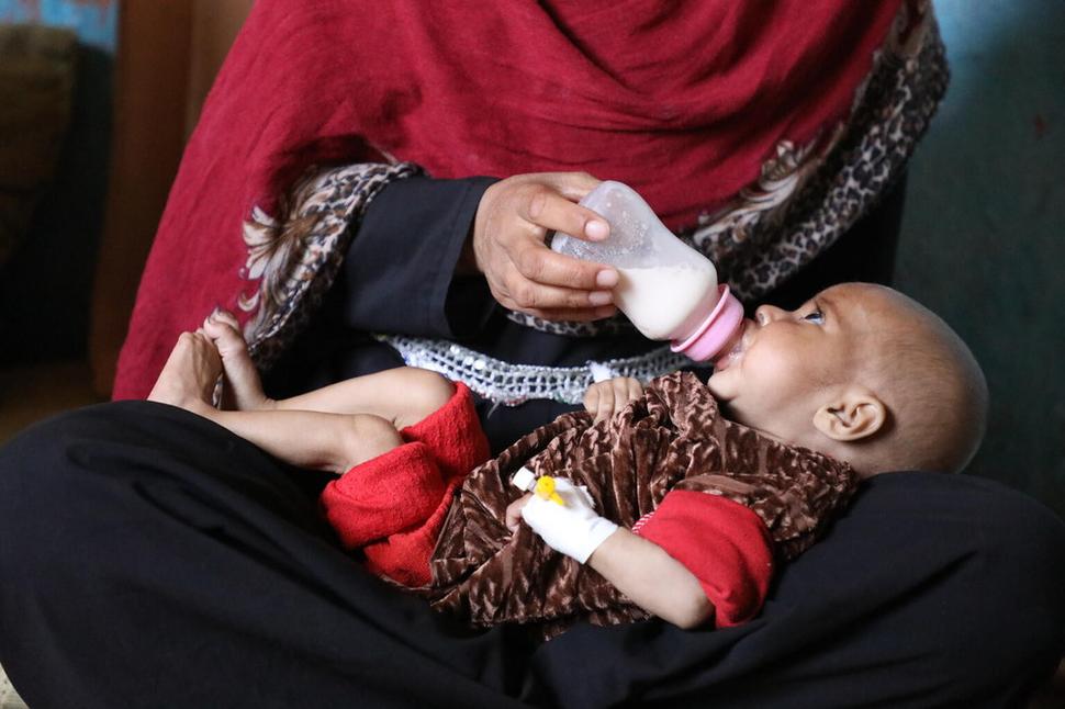 Humaira (27) kŕmi doma svoju 7-mesačnú dcérku Arezzo terapeutickým mliekom F-100. "Mám obavy, že nedostatok jedla v našom dome môže ohroziť životy mojich detí", hovorí.