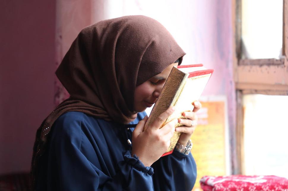 Fatema (15): "Občas zabúdam, že školy už nemôžem ísť a ráno sa do nej vychystám...”