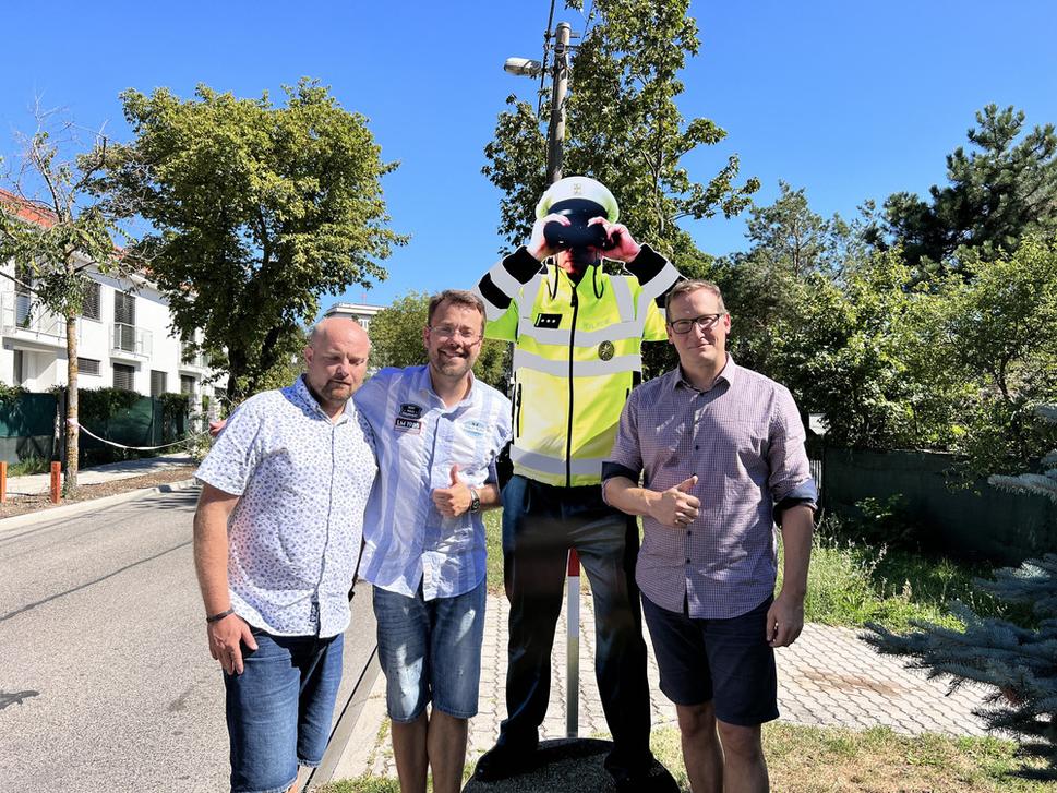 Môj kamarát Oskar, ja a staromestský poslanec Martin Gajdoš a nainštalovaná maketa policajta.