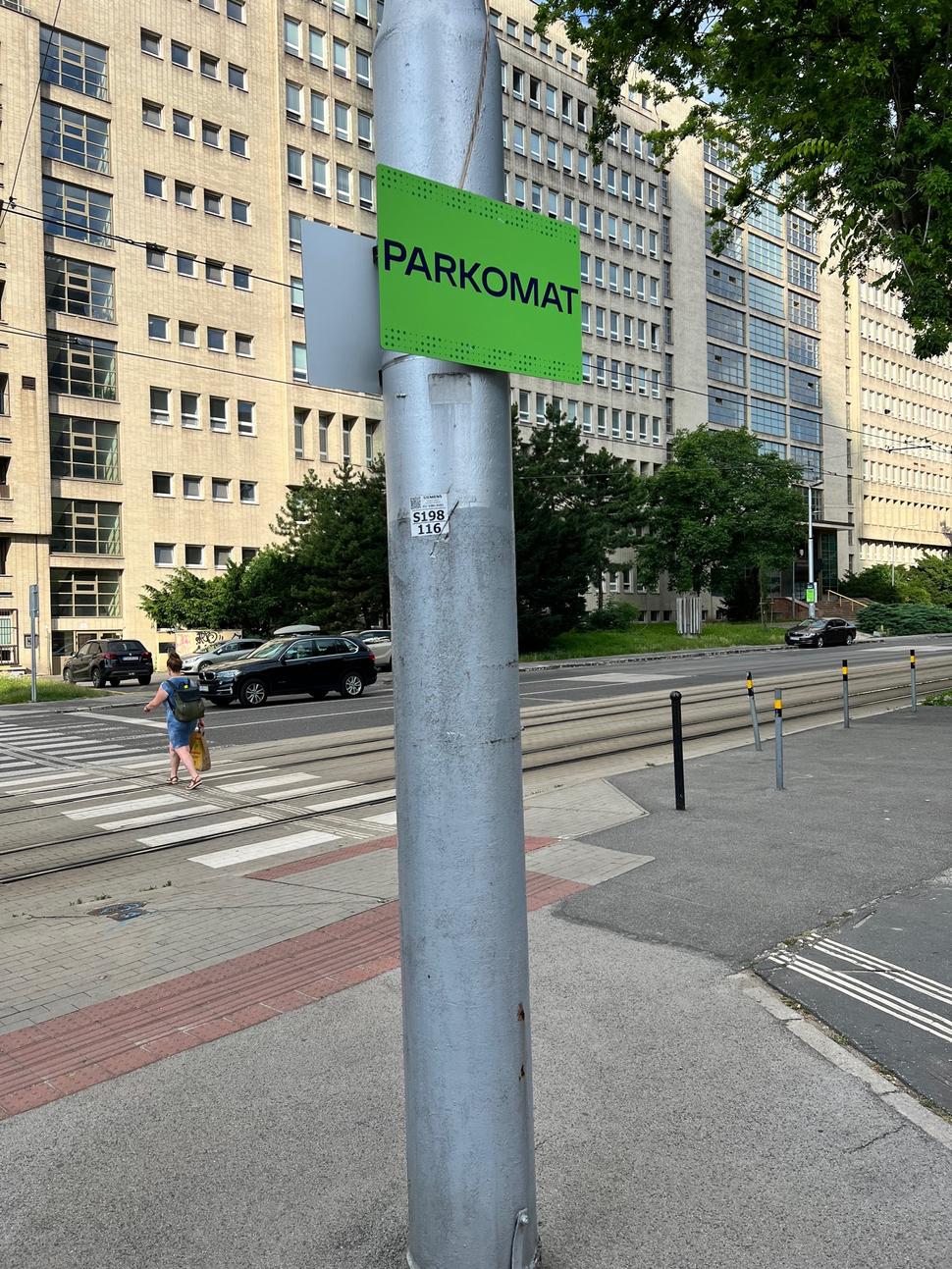 Tabuľa navádzajúca k neexistujúcemu parkomatu.