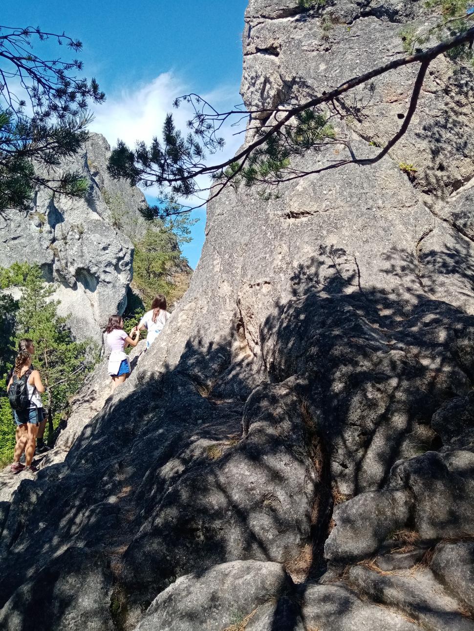 V oklopení skalami - obrami.