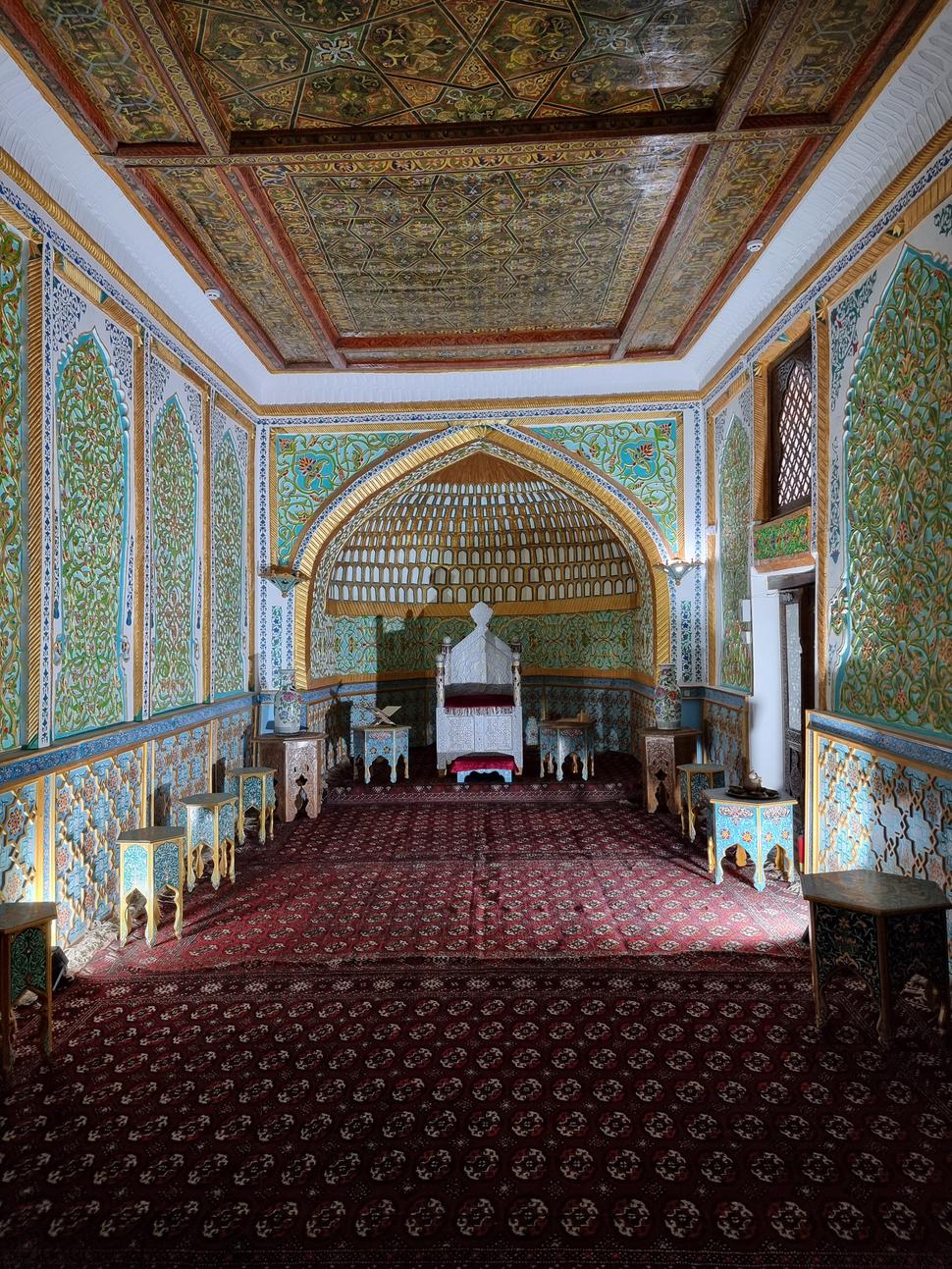 Trón - Tash Khauli