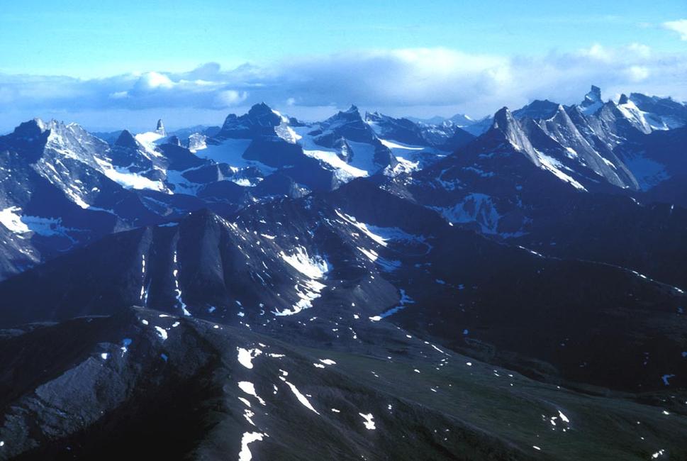 Najvyššie štíty Edincotte Range sú skutočne ostré a nebezpečné. Pohorie Endicott je súčasťou pohoria Brooks na severnej Aljaške. Nachádza sa uprostred Brooks Mountains, pričom dĺžka pohoria Edincotte je približne 243 km.