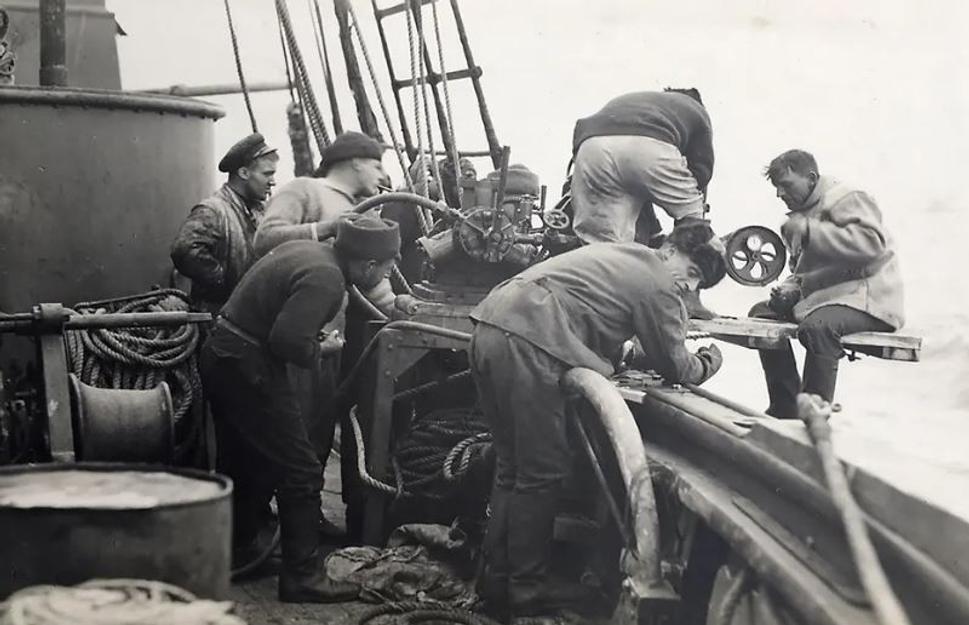 Na palube expedičnej lode Quest, počas poslednej výpravy Sira Ernesta Shackletona (1921 - 1922) Wilkins nakrúca dokumentárny film.