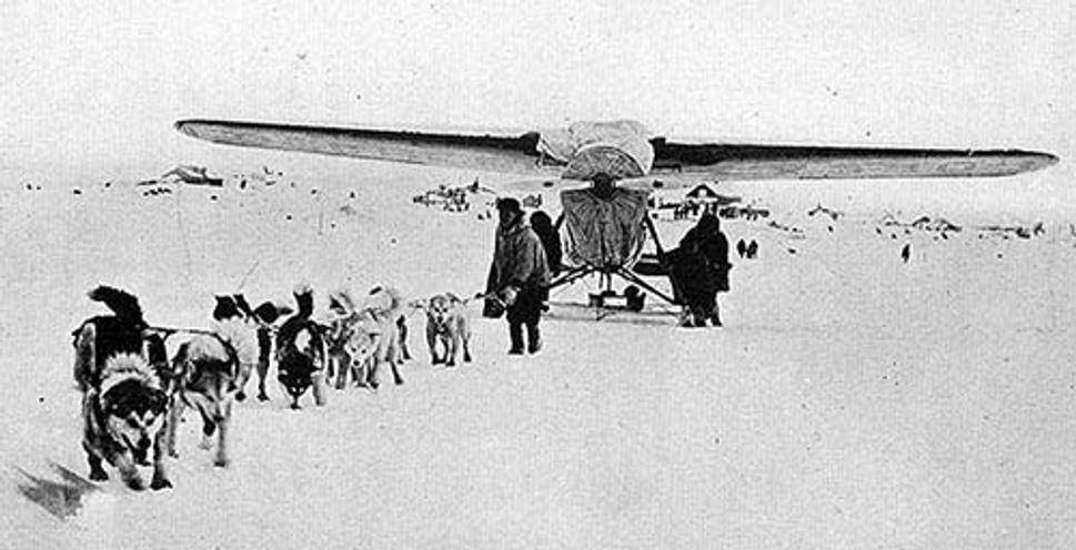 Po pristátí na Point Barrow psí záprah ťahá lietadlo Alaskan na parkovacie miesto.