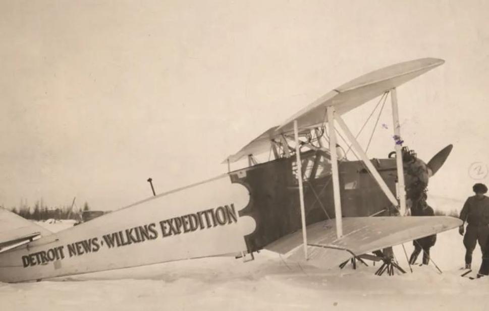 Jedno z lietadiel Stinson Wilkinsovej expedície, ktorá sa v roku 1927 uskutočnila pod názvom: "Detroit News Wilkins Expedition".