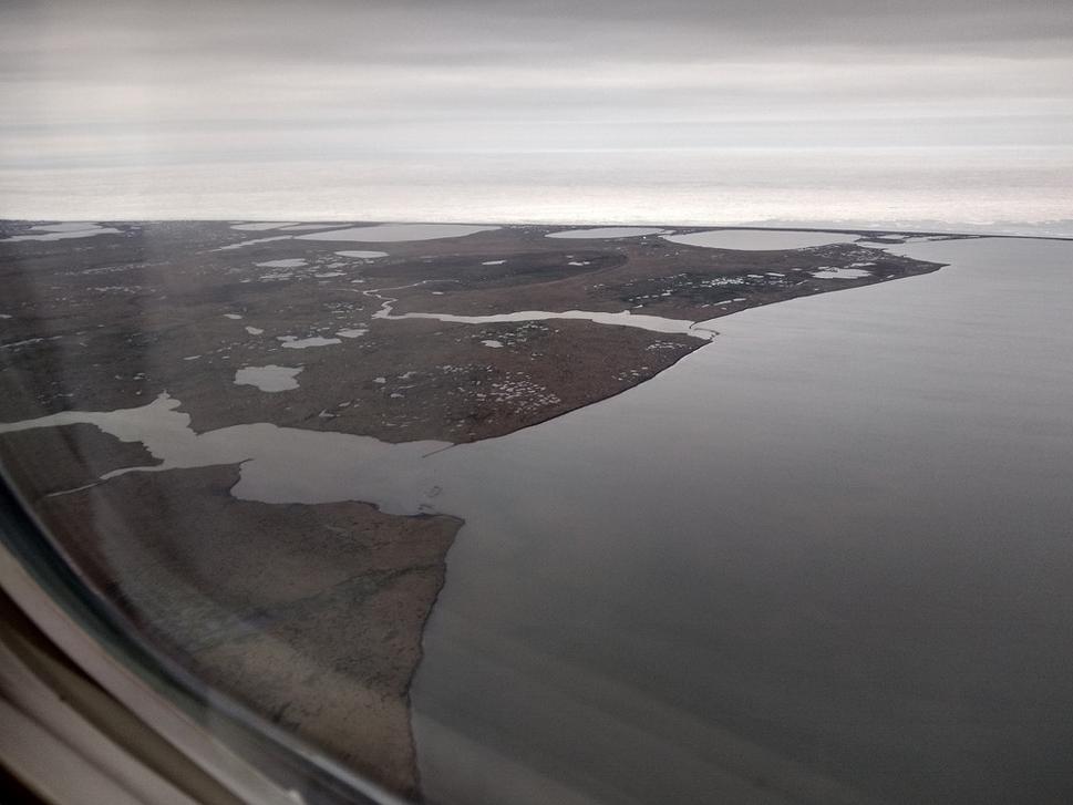 Letecký pohľad na pobrežie v okolí Point Barrow s lagúnami, ktoré v zime po zamrznutí poskytujú podmienky na pristávanie lietadiel.