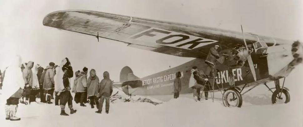 Trojmotorový Fokker Detroiter na letisku vo Fairbankse