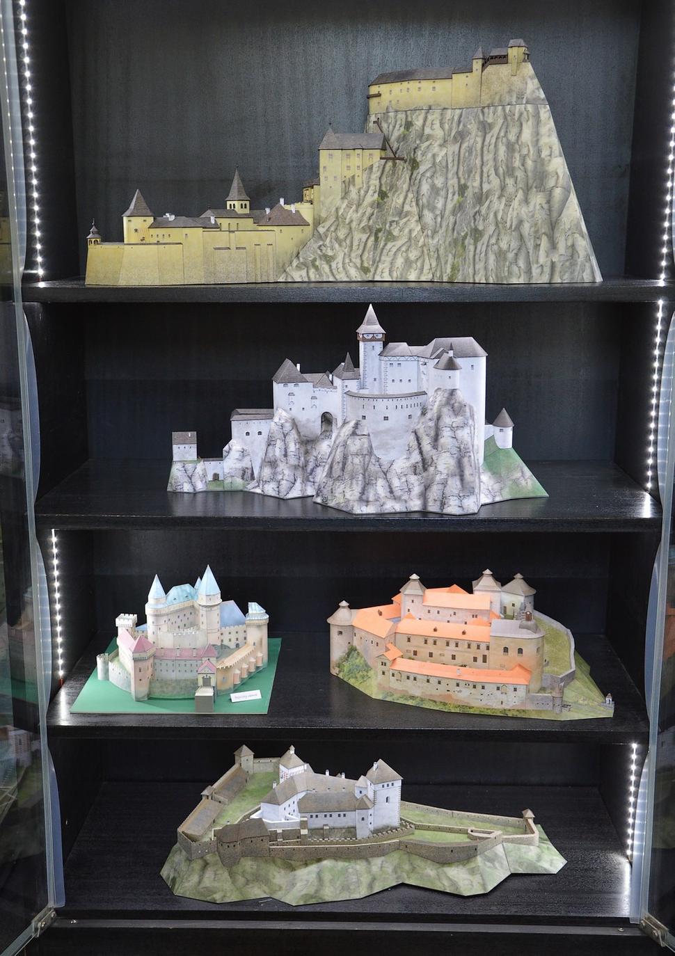 Zhora: Oravský hrad, hrad Lietava (historická rekonštrukcia), Bojnický hrad, hrad Krásna Hôrka a Čachtický hrad (historická rekonštrukcia)
