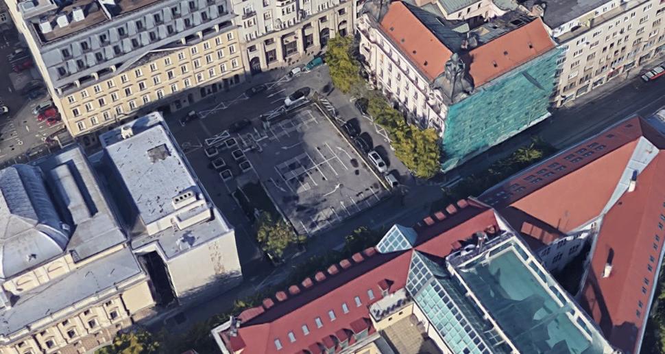 Na Komenského námestí bolo približne 24 parkovacích miest.