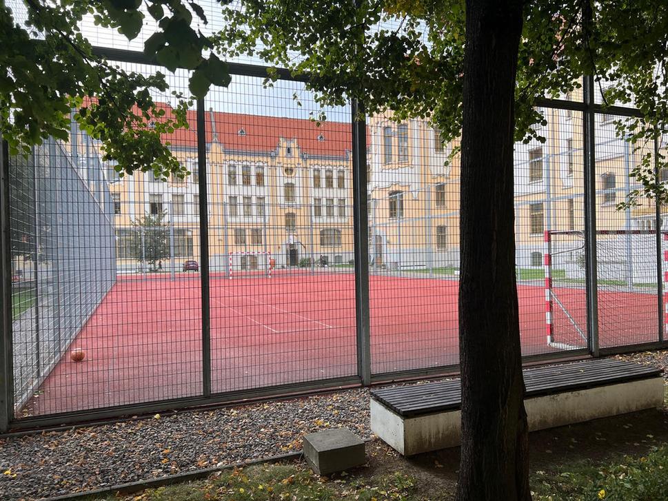 multifunkčné ihrisko na dvore Gymnázium Grösslingova