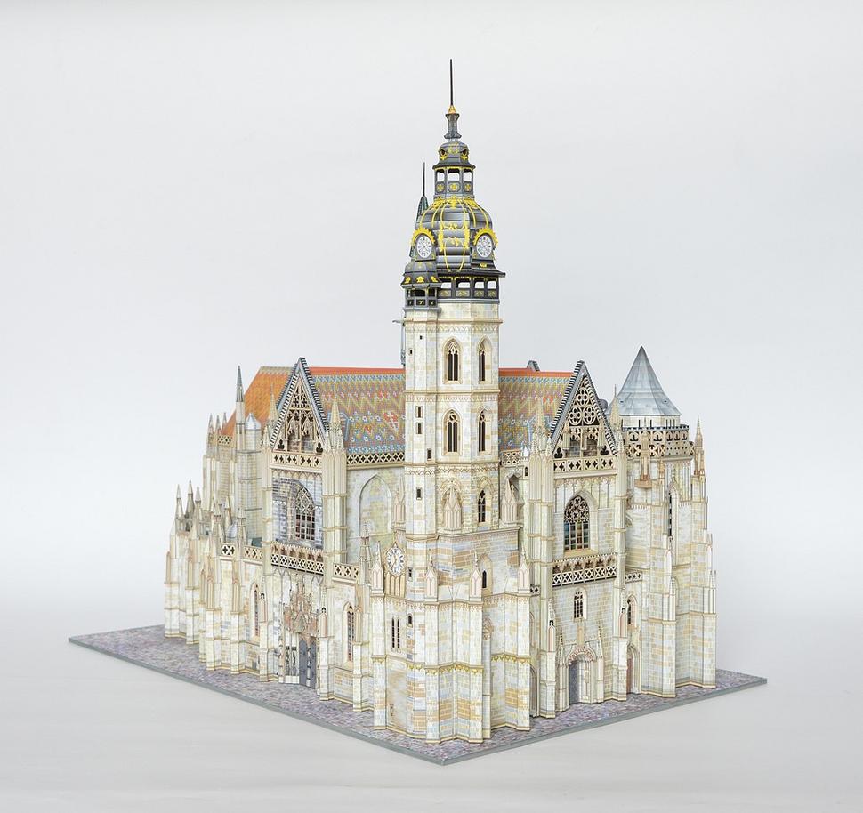 Dokončená katedrála je rozsahom vystrihovačky najväčší a časovo najnáročnejší papierový model slovenskej architektúry.