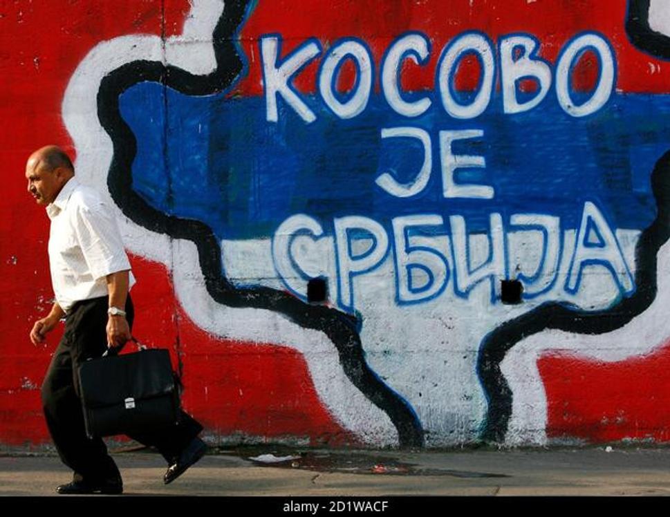 Grafiti „Kosovo (nie) je Srbsko”.