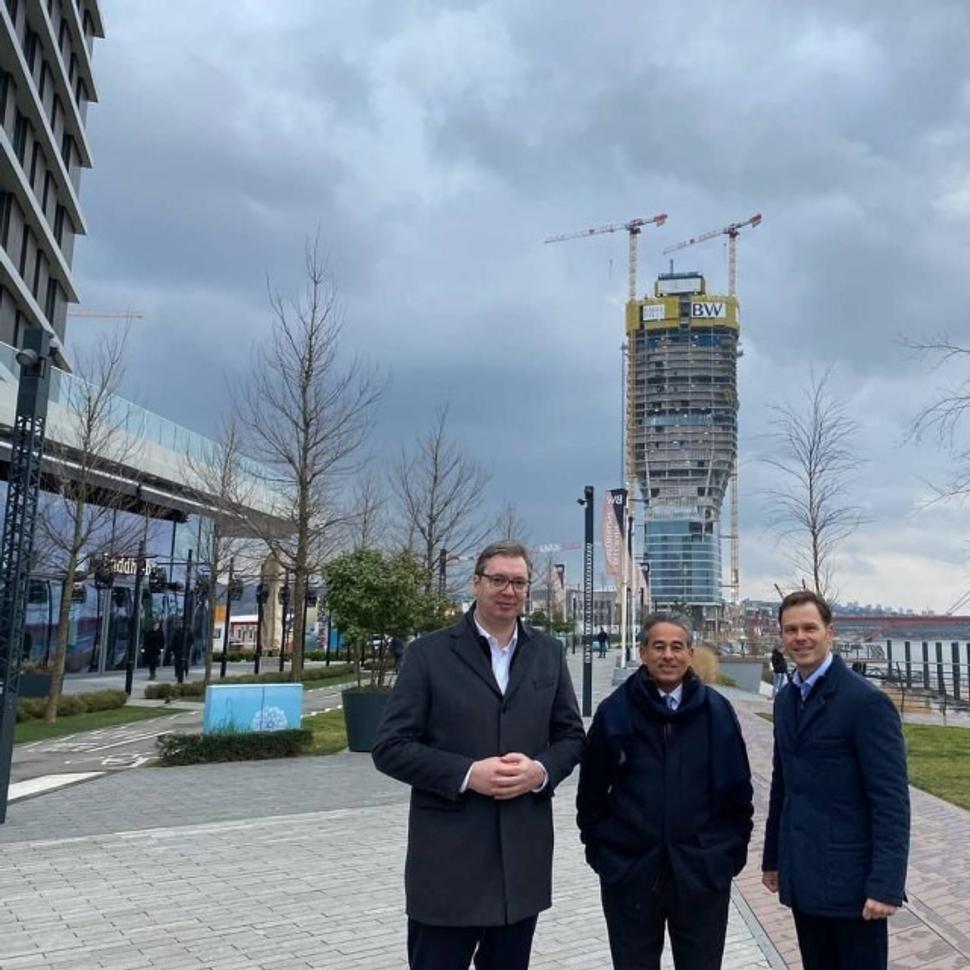 Kontroverzný projekt Belgrade Waterfront, ktorý mal byť symbolom nového vyspelého Belehradu. Vľavo srbský prezident Vučić.