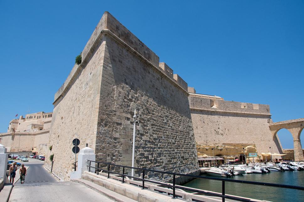 Masívne steny hviezdicového tvaru chránili Anjelský hrad v Birgu aj od pevniny.