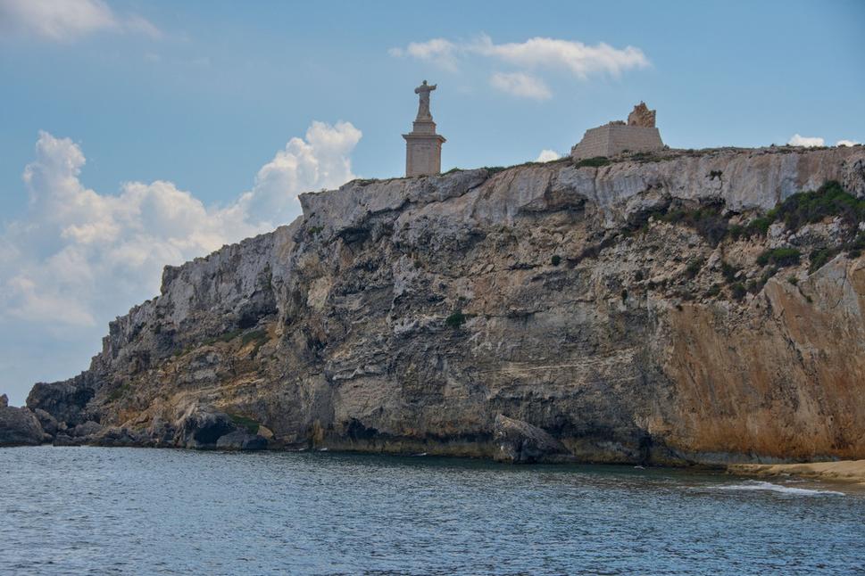 Neveľký neobývaný ostrov Svätého Pavla je označovaný za miesto stroskotania tohto apoštola. Na ostrove stojí socha sv. Pavla a kostol.